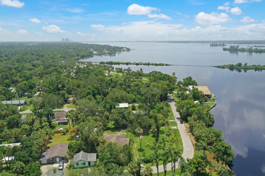 4844 E Riverside Dr, Fort Myers, FL 33905