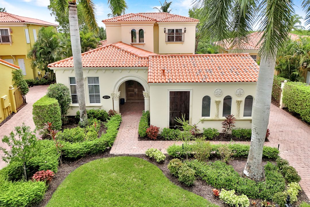 8576 Bellagio Dr, Naples, FL 34114