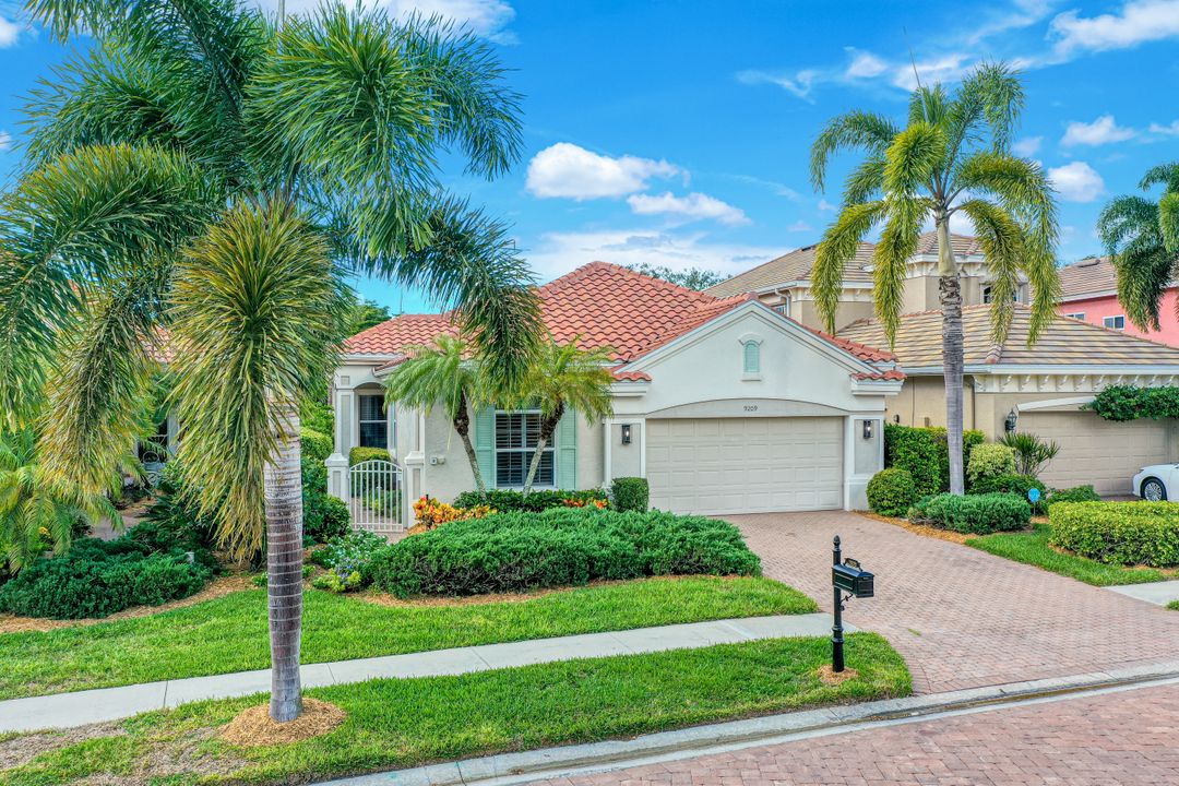 9209 Troon Lakes Dr, Naples, FL 34109