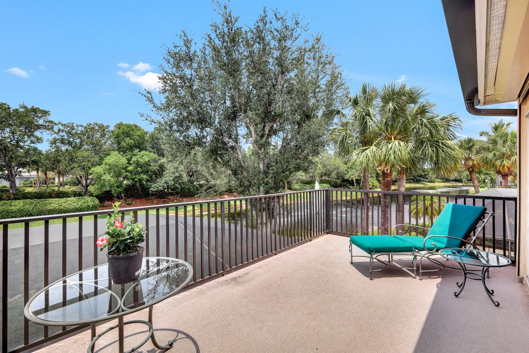 9231 Troon Lakes Dr, Naples, FL 34109