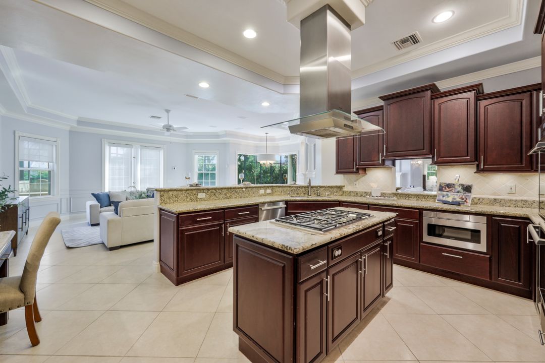 1835 Kingfish Rd, Naples, FL 34102