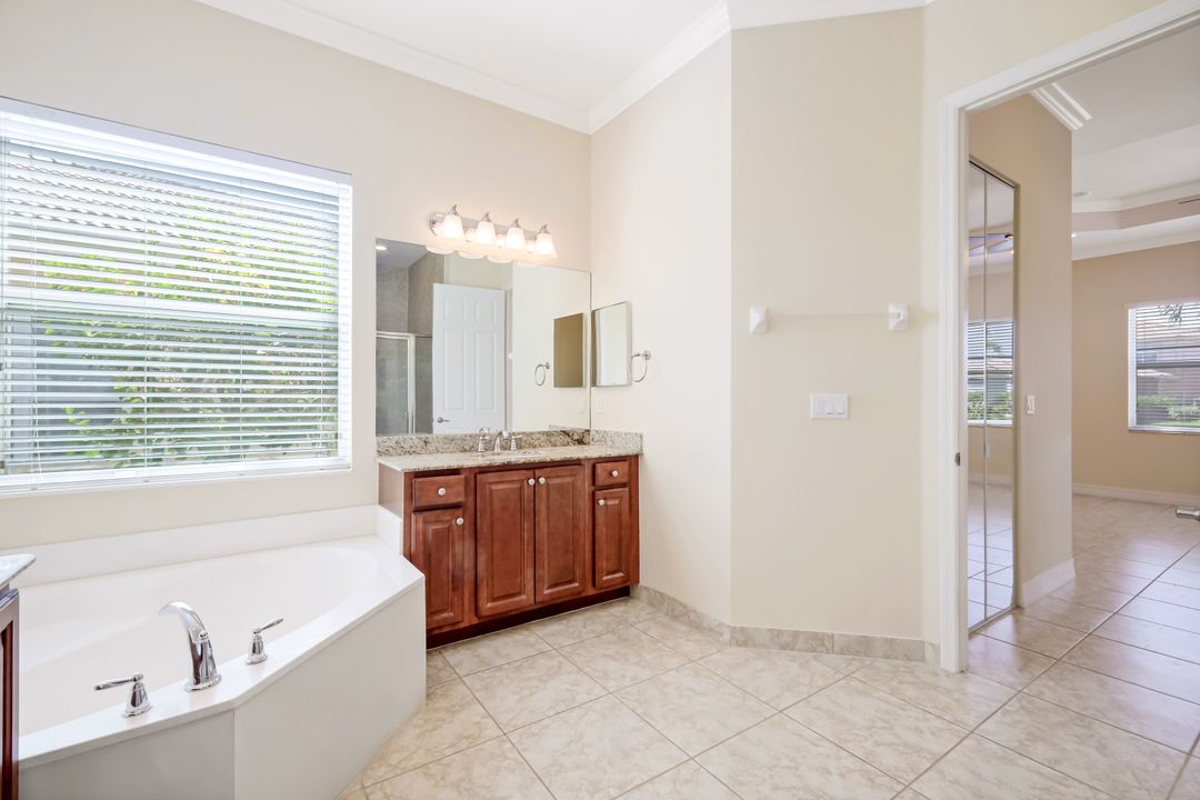 6592 Marbella Ln, Naples, FL 34105