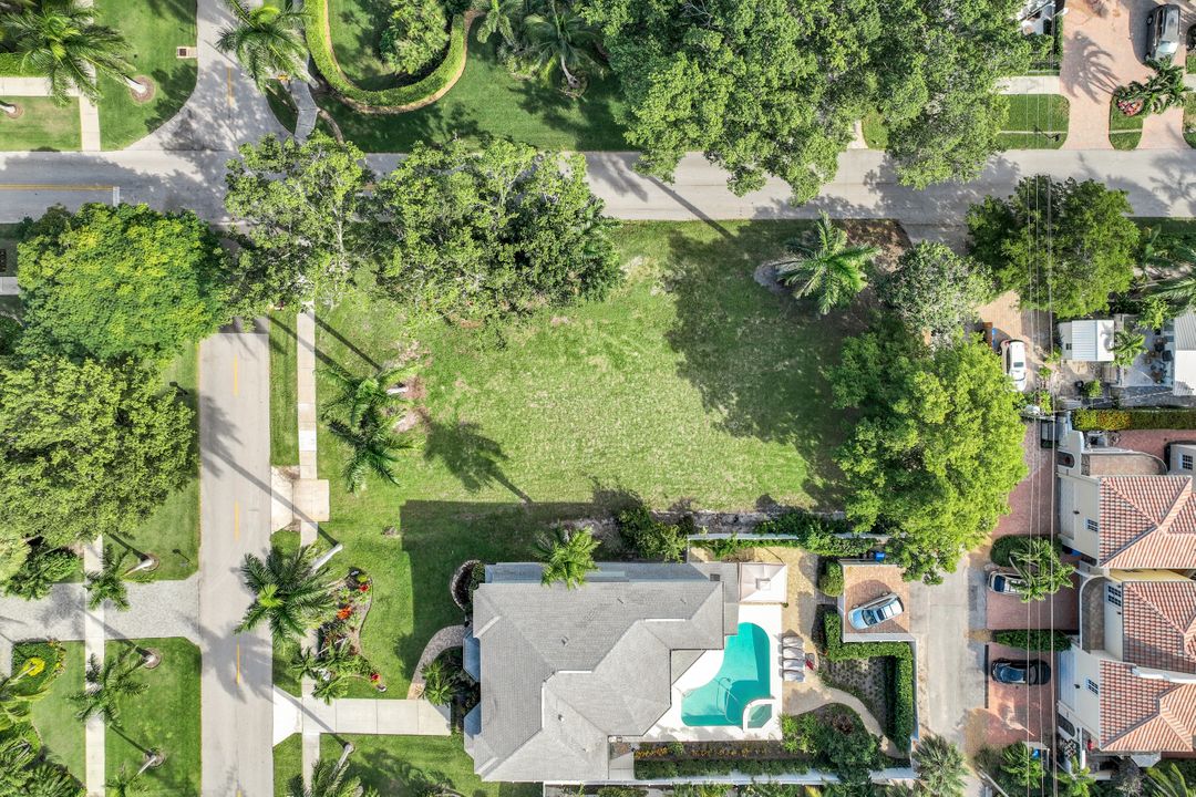 490 1st Ave S, Naples, FL 34102