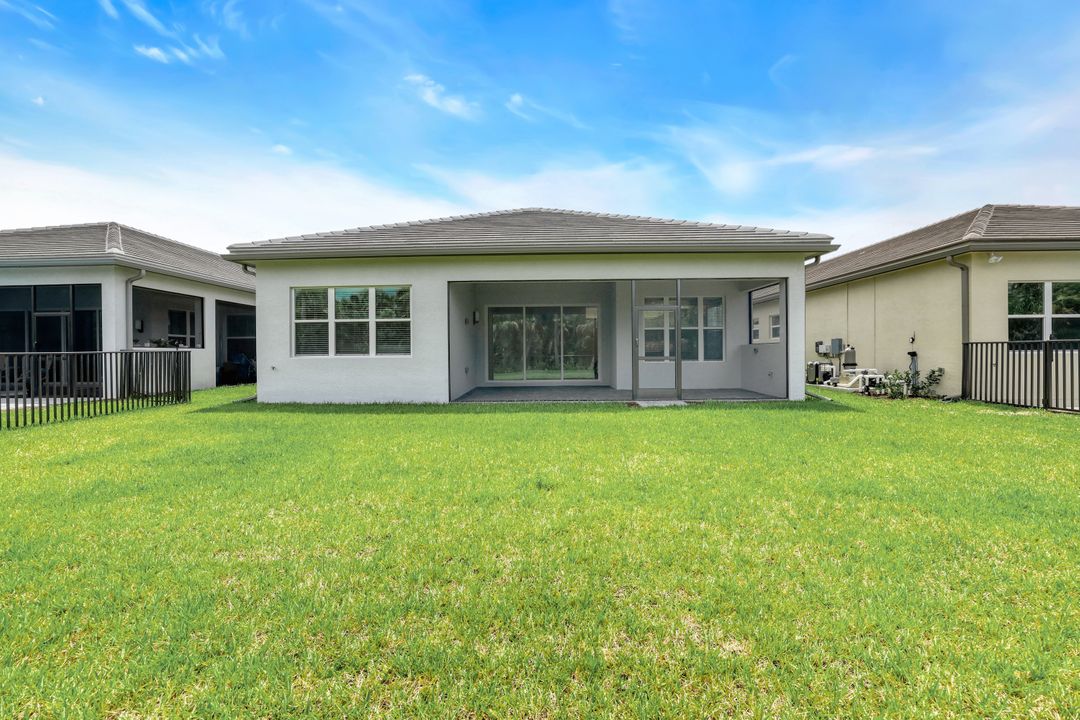 12267 Bonnet Dr, Naples, FL 34120