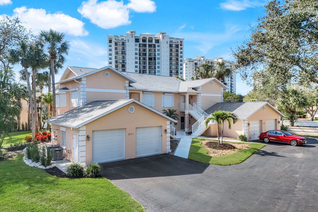 651 Wiggins Lake Dr #101, Naples, FL 34110