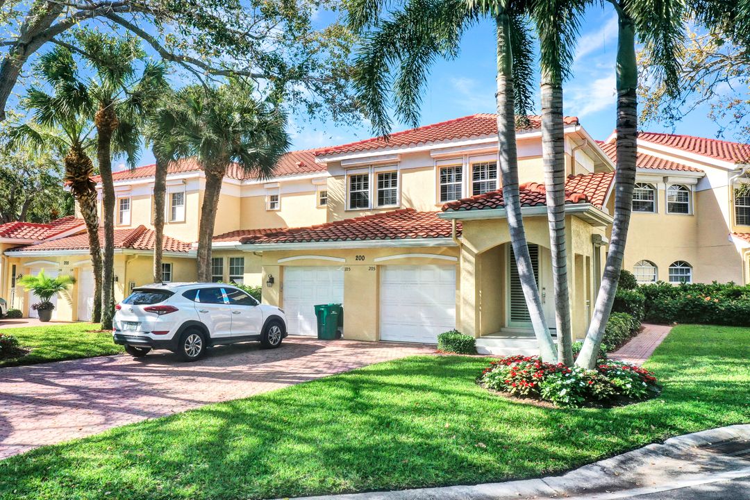 200 Lambiance Cir #205, Naples, FL 34108