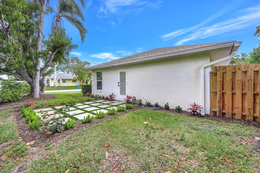 596 105th Ave N, Naples, FL 34108