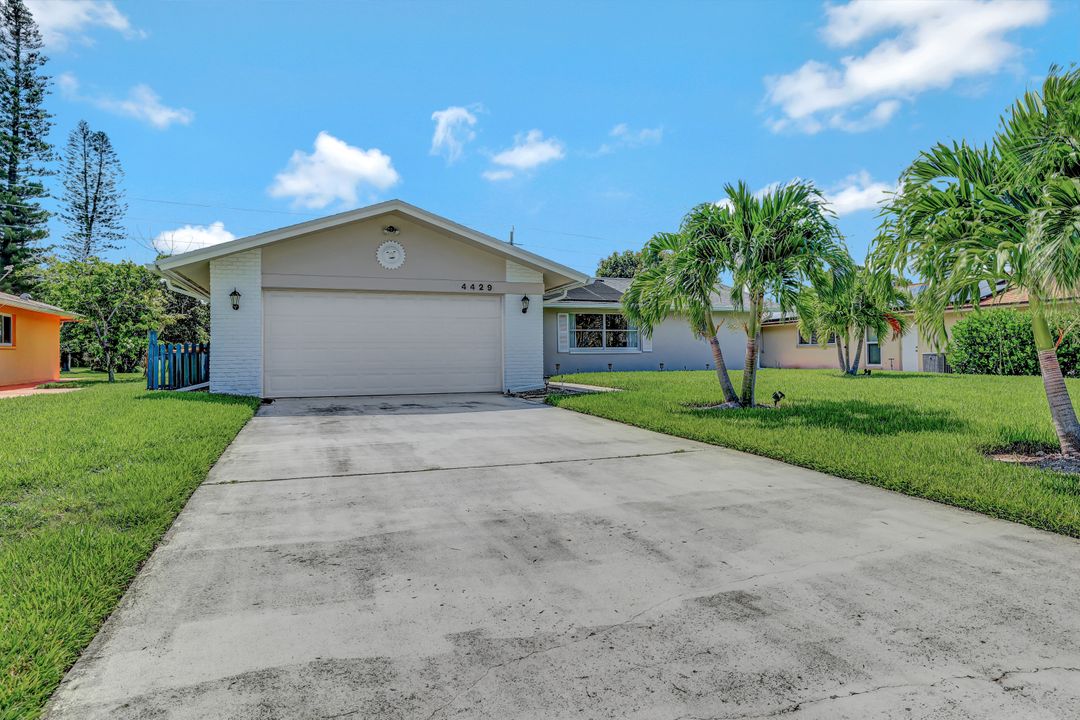 4429 Lakewood Blvd, Naples, FL 34112