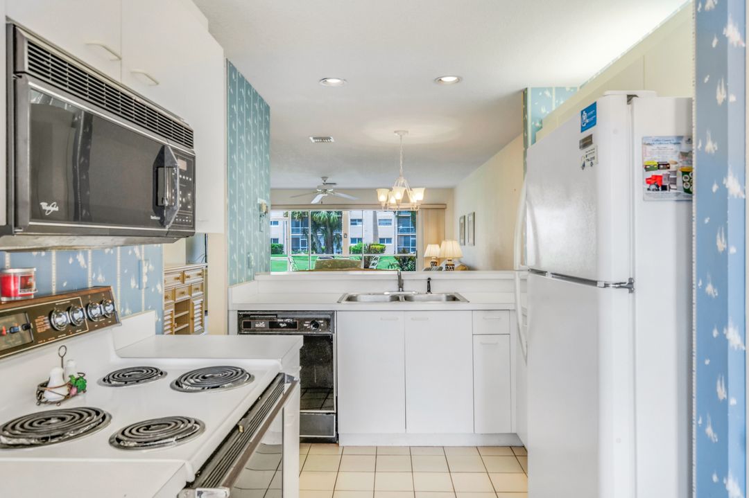 576 Woodshire Ln #F3, Naples, FL 34105