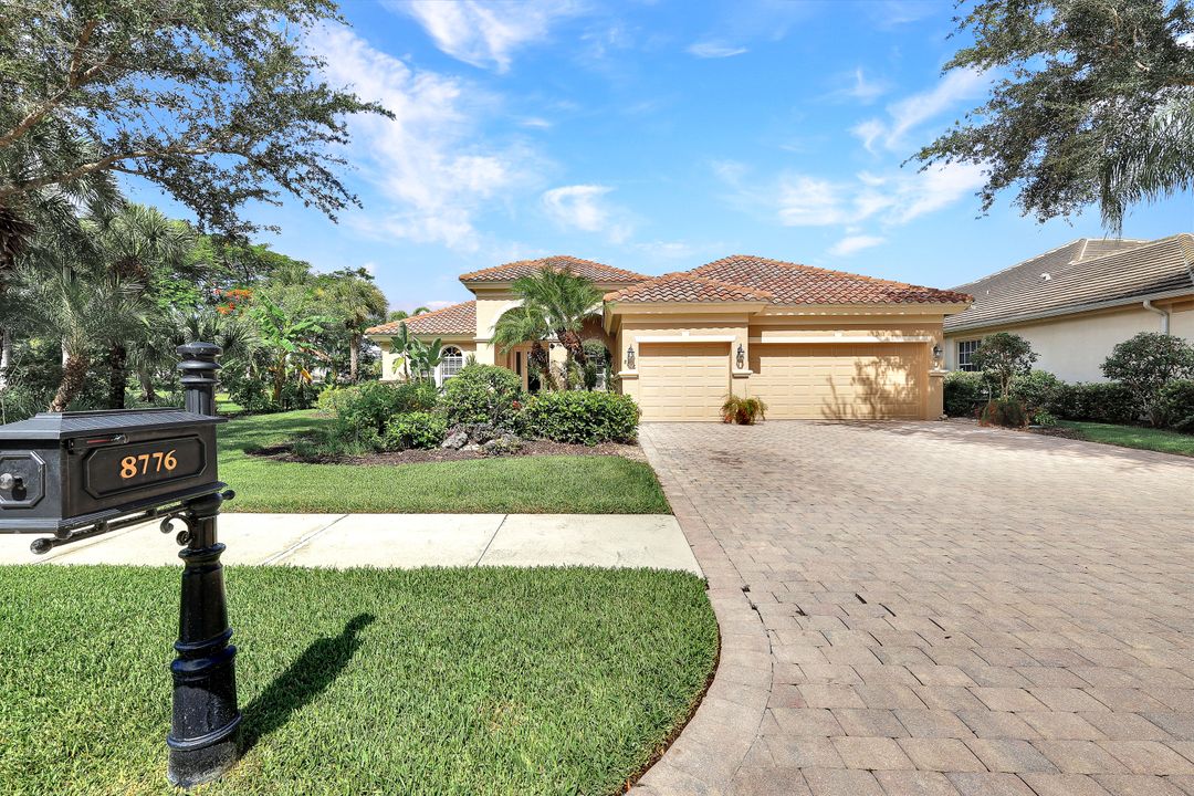 8776 Hideaway Harbor Ct, Naples, FL 34120