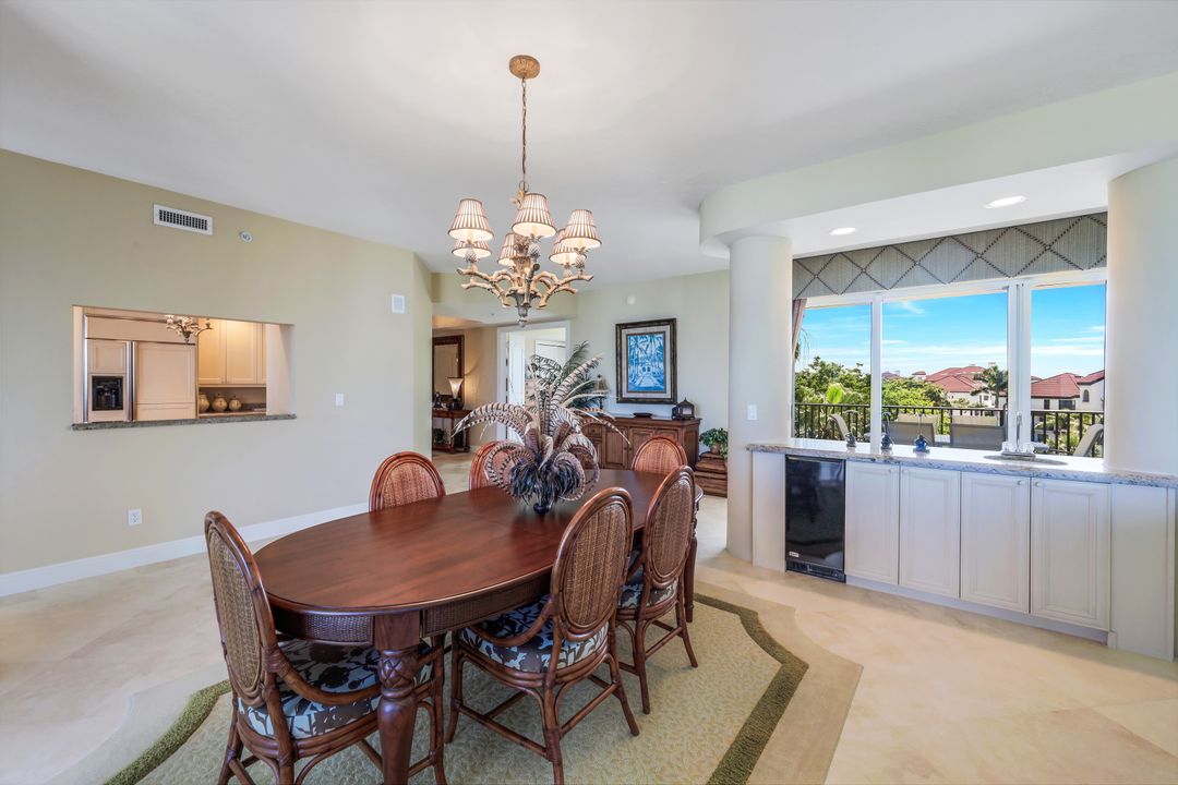 700 La Peninsula Blvd #401, Naples, FL 34113