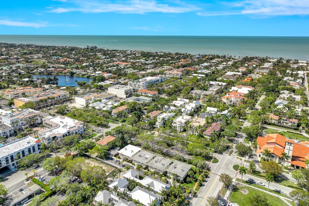 325 6th St S, Naples, FL 34102