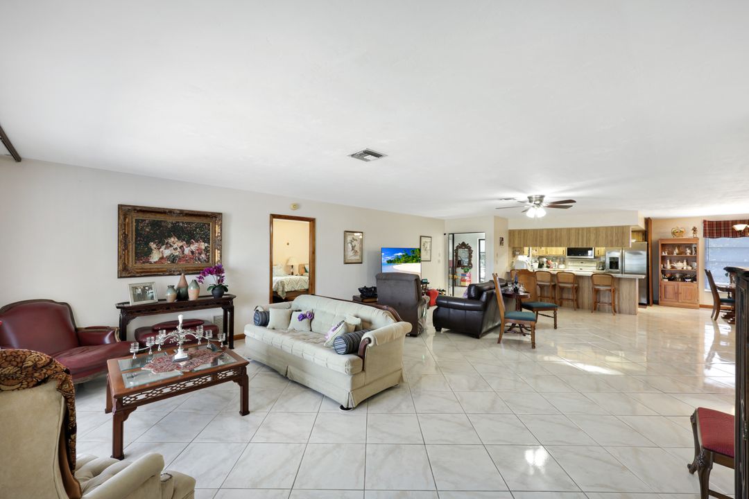 9940 Vanderbilt Dr, Naples, FL 34108