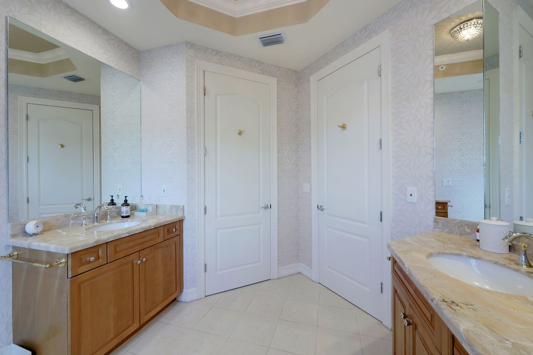 9207 Vanderbilt Dr #3, Naples, FL 34108