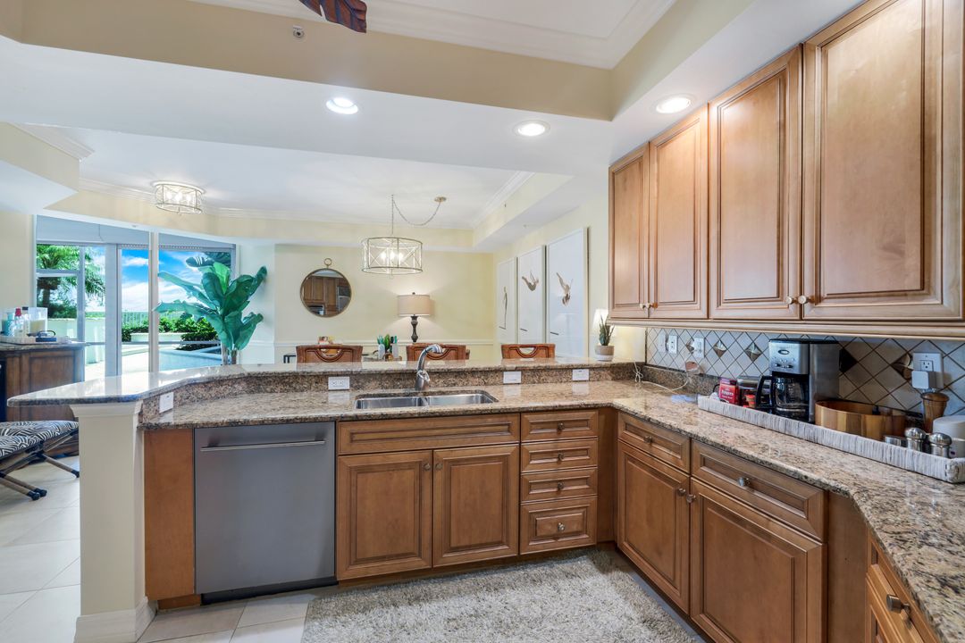 295 Grande Way #105, Naples, FL 34110