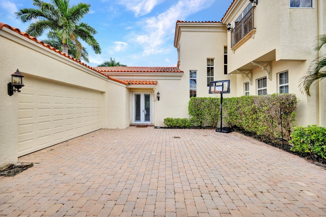 8576 Bellagio Dr, Naples, FL 34114