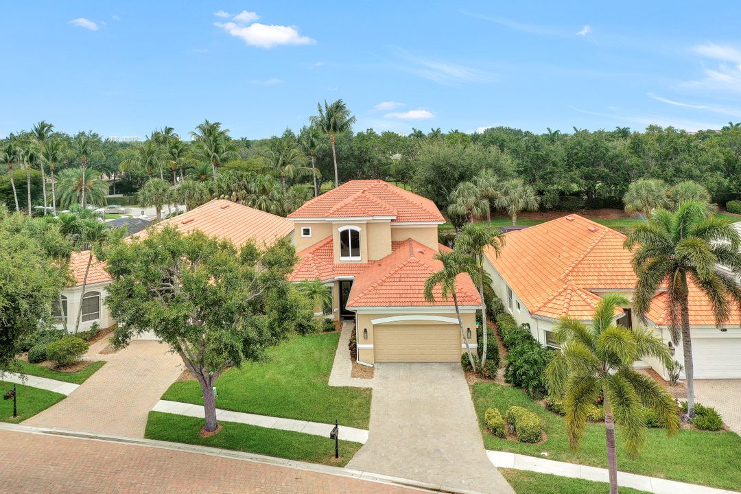 9231 Troon Lakes Dr, Naples, FL 34109