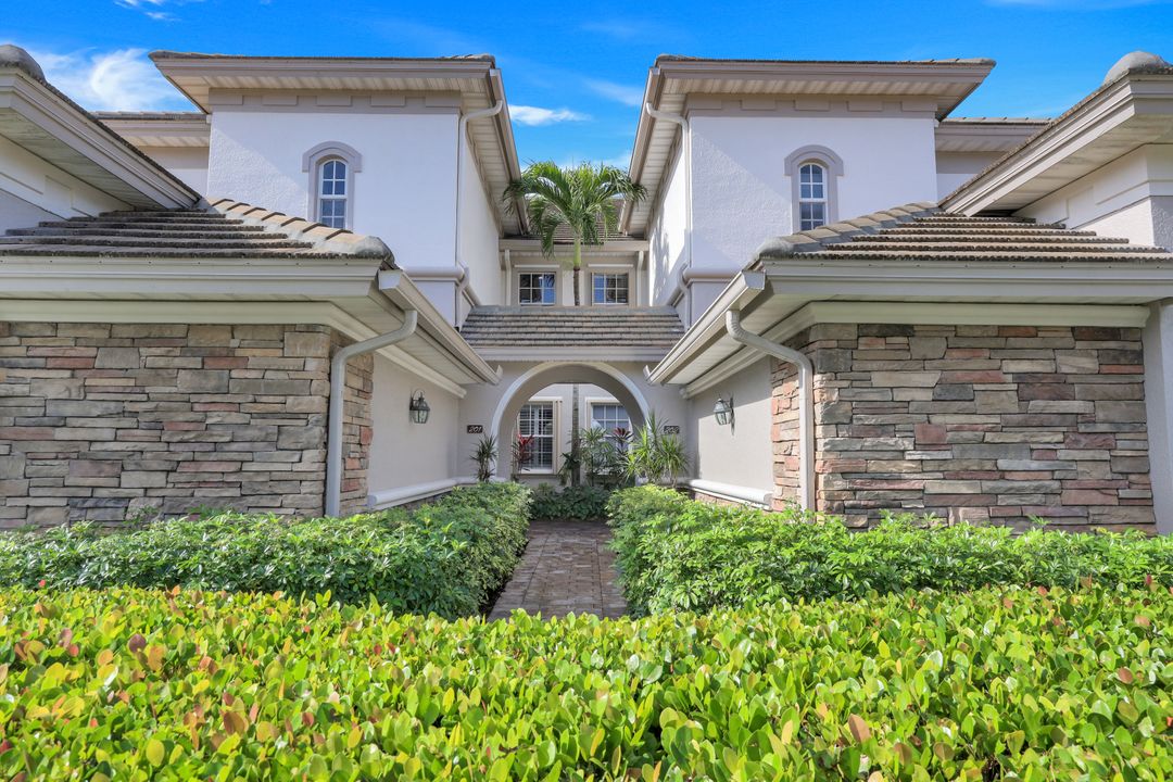 8751 Coastline Ct #202, Naples, FL 34120