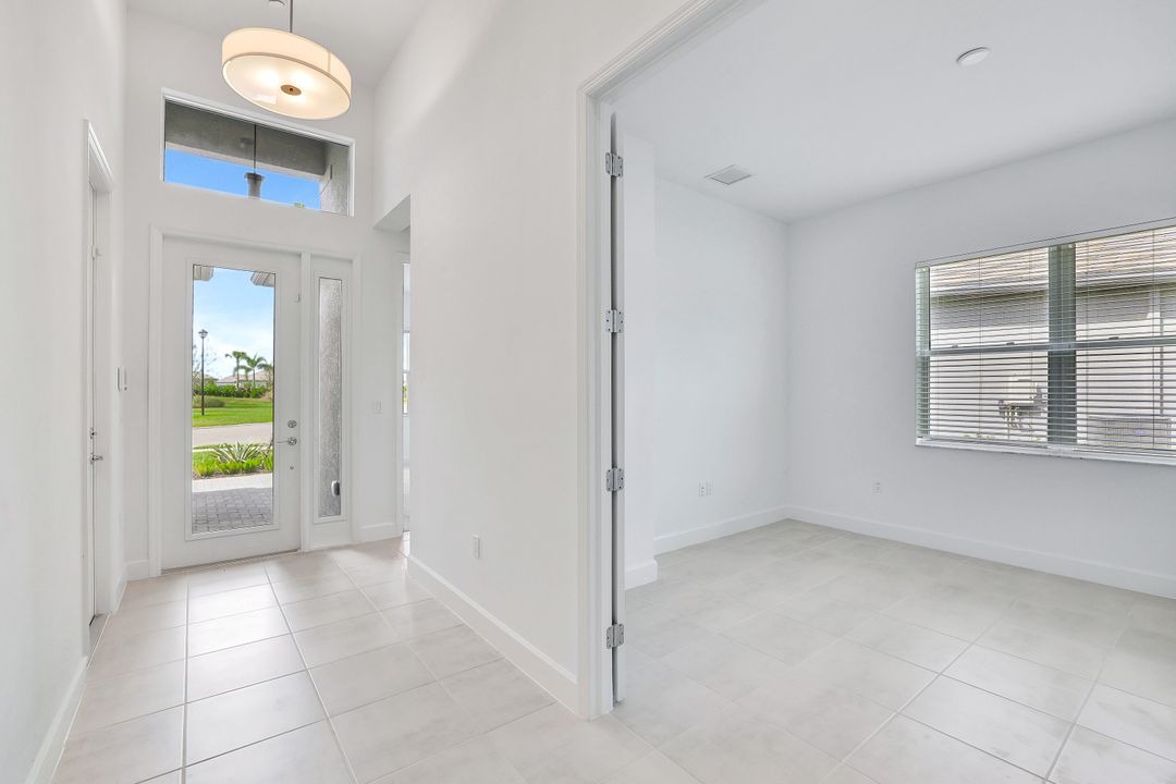 12444 Violet Ln, Naples, FL 34120