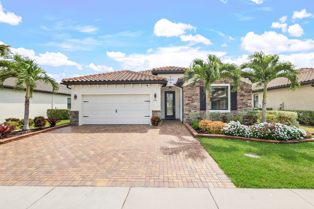 9385 Glenforest Dr, Naples, FL 34120