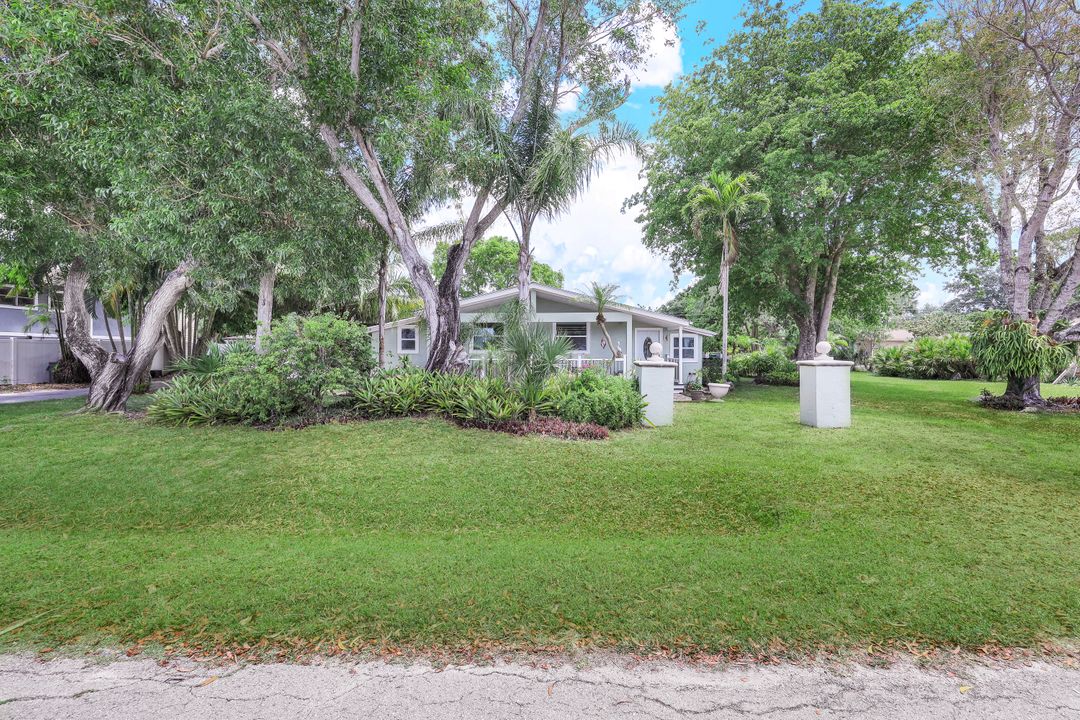 138 3rd St, Naples, FL 34113