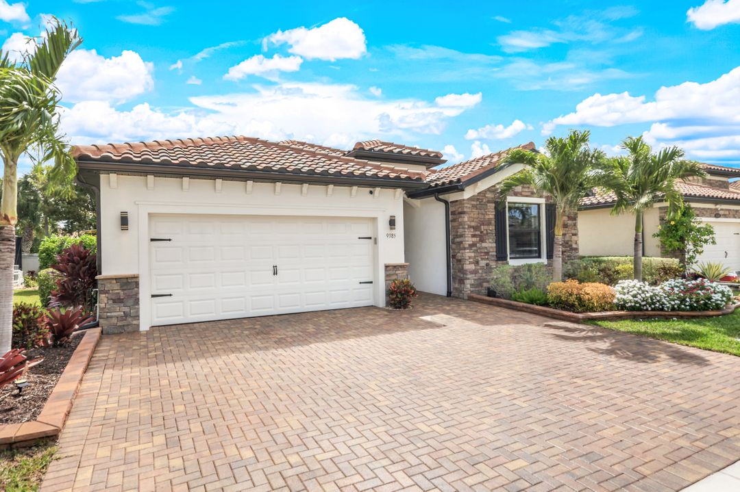 9385 Glenforest Dr, Naples, FL 34120