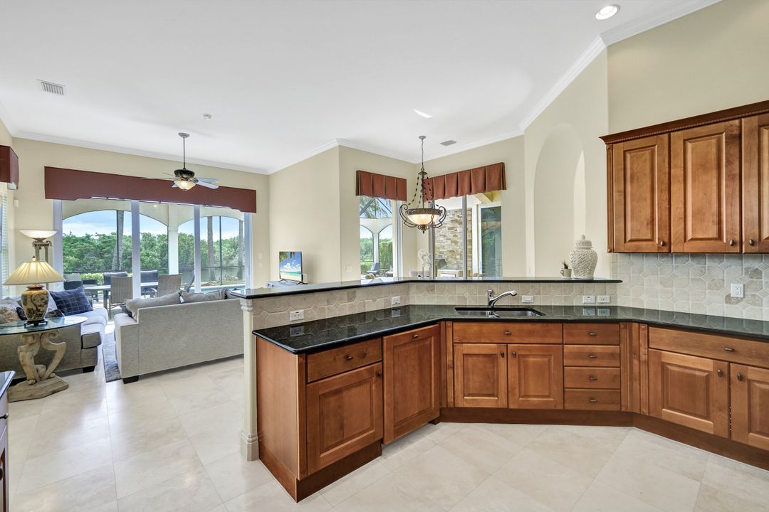 8576 Bellagio Dr, Naples, FL 34114