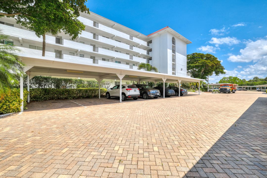 37 High Point Cir E #502, Naples, FL 34103