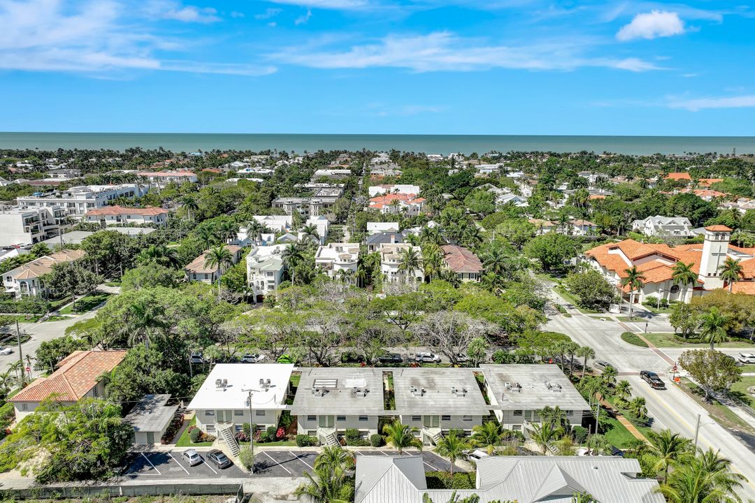 325 6th St S, Naples, FL 34102