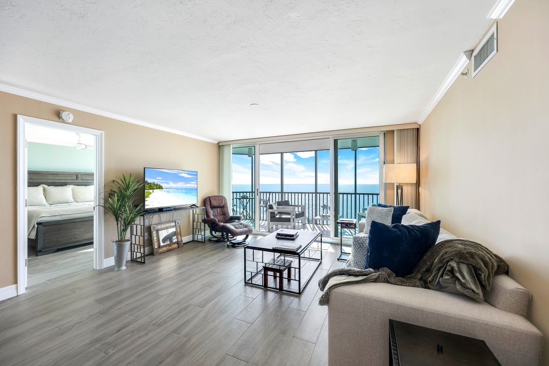 4651 Gulf Shore Blvd N #702, Naples, FL 34103