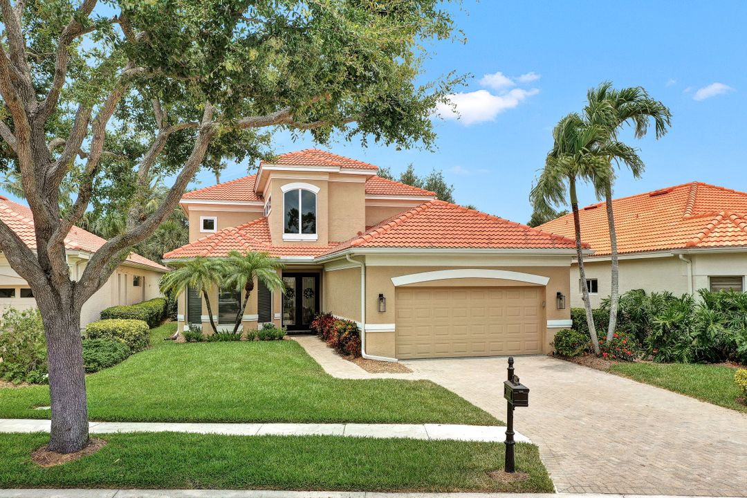 9231 Troon Lakes Dr, Naples, FL 34109