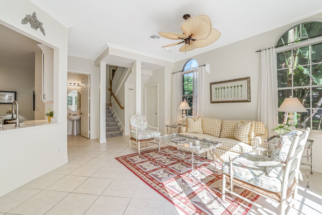 238 5th St S, Naples, FL 34102