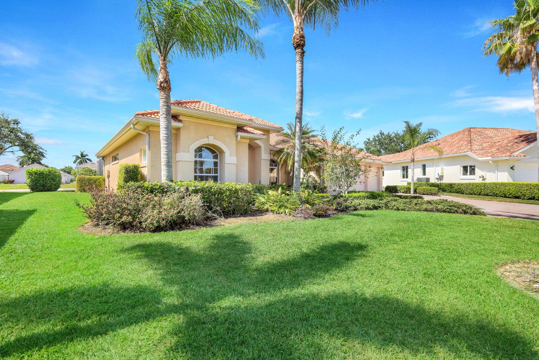 5014 Old Pond Dr, Naples, FL 34104