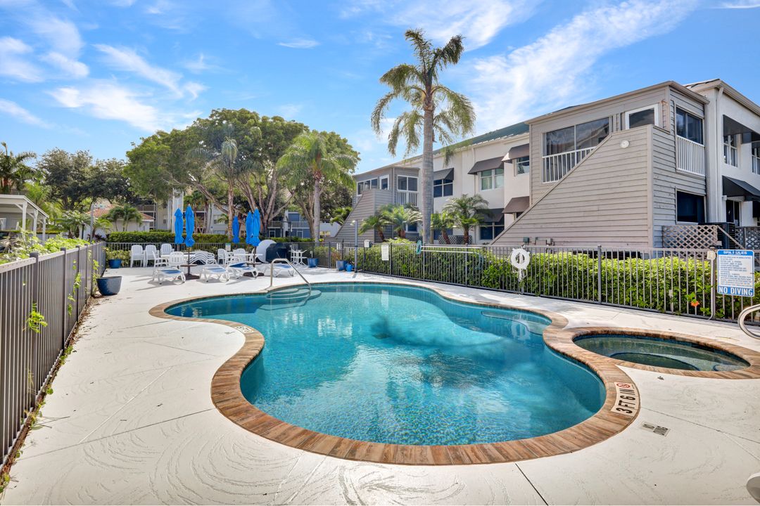 523 Club Side Dr, Naples, FL 34110