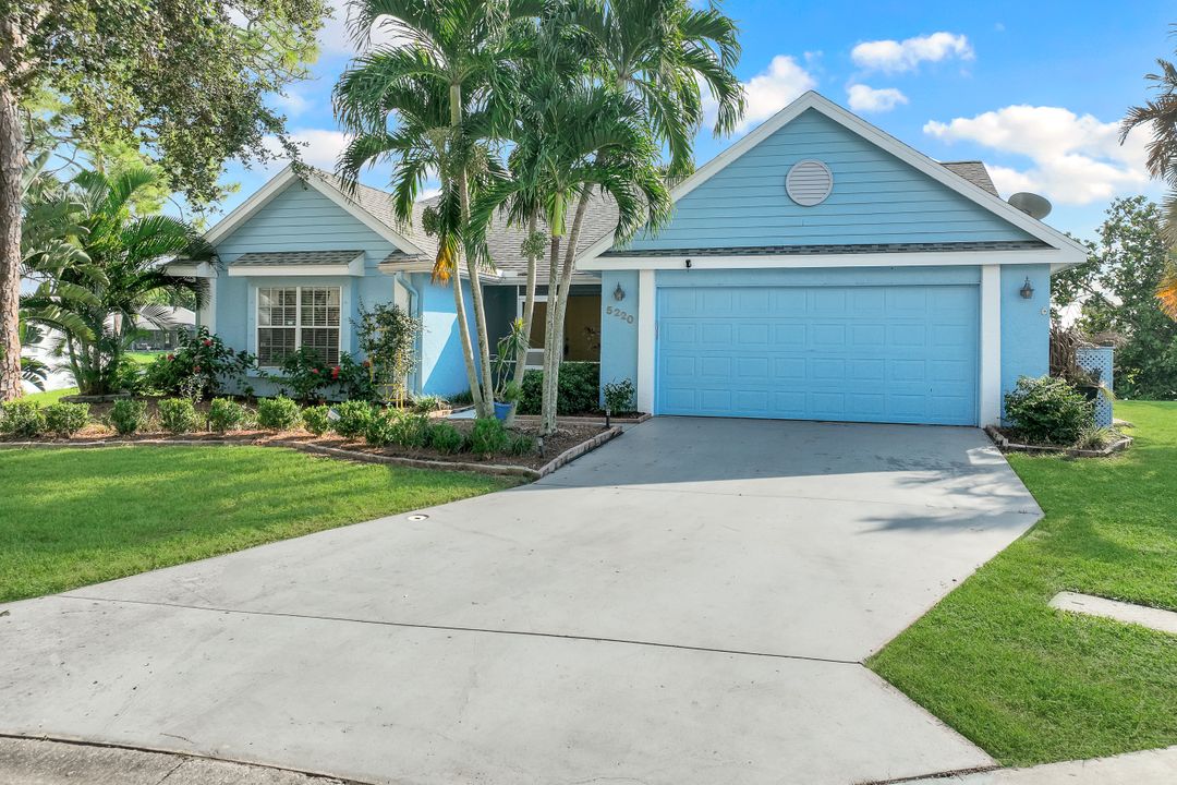 5220 Tudor Ct, Naples, FL 34112