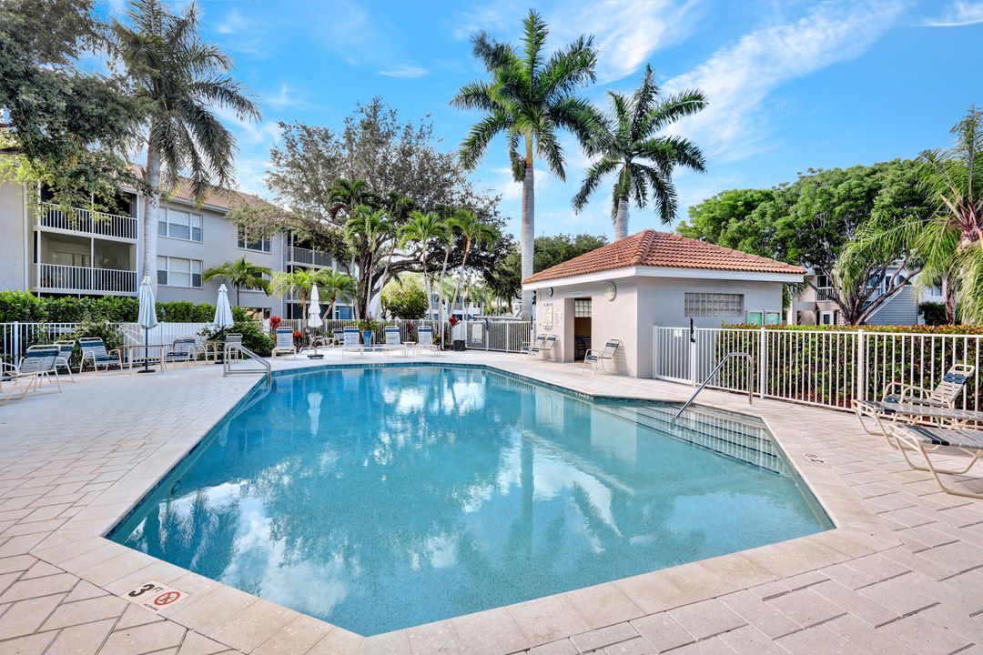 523 Club Side Dr, Naples, FL 34110