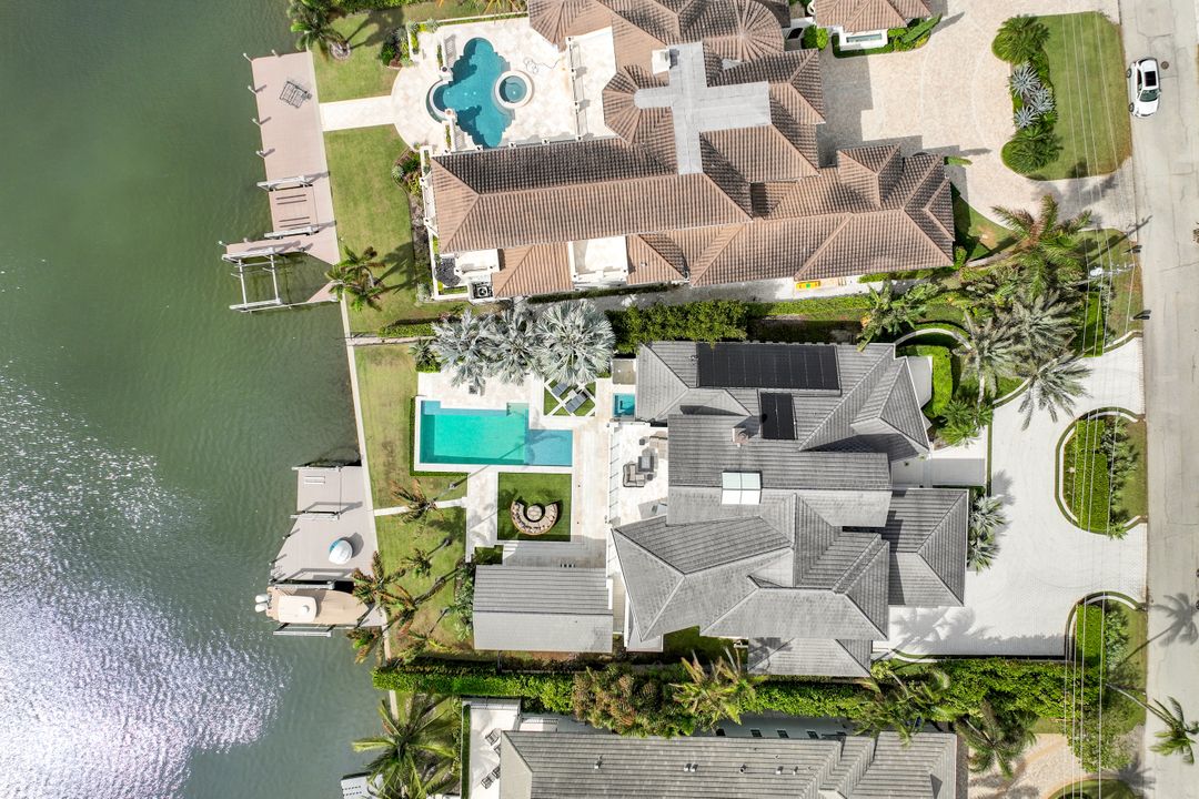 350 Springline Dr, Naples, FL 34102