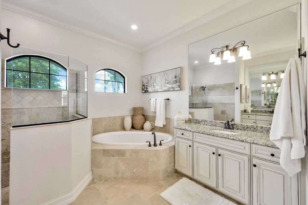 9872 Corso Bello Dr, Naples, FL 34113