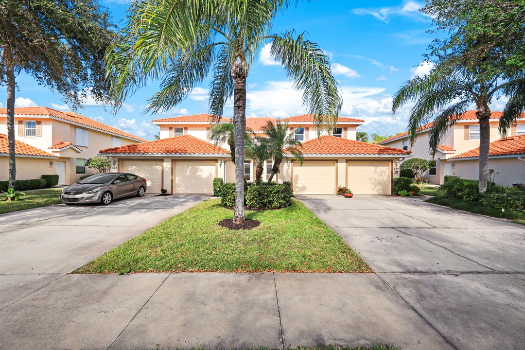 377 Robin Hood Cir #102, Naples, FL 34104