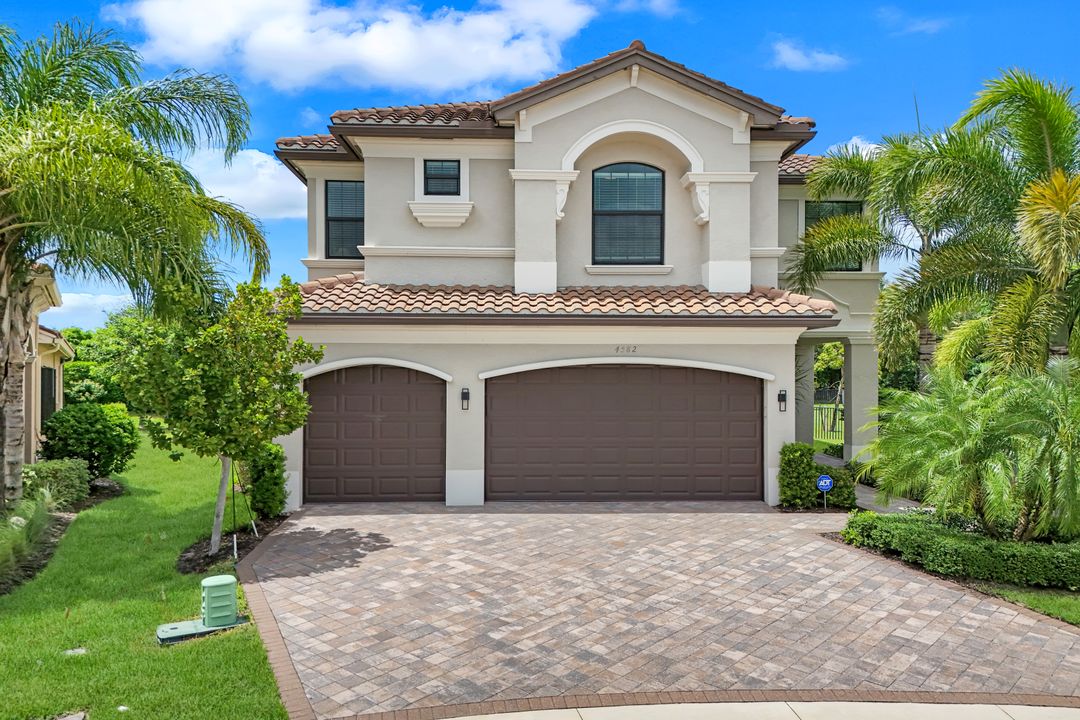 4582 Kensington Cir, Naples, FL 34119