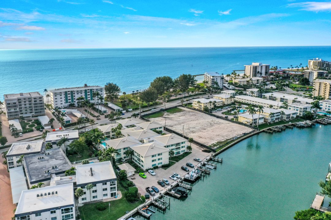 1950 Gulf Shore Blvd N #104, Naples, FL 34102