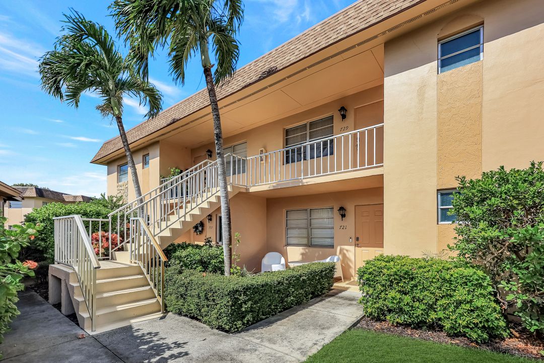 729 Palm View Dr #D-4, Naples, FL 34110