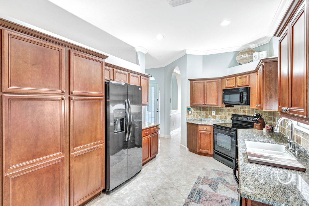 6128 Manchester Pl, Naples, FL 34110