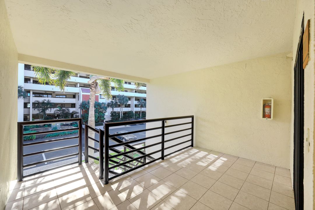 6320 Pelican Bay Blvd #T-7, Naples, FL 34108