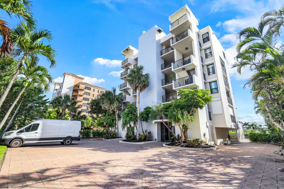 10562 Gulf Shore Dr #402, Naples, FL 34108