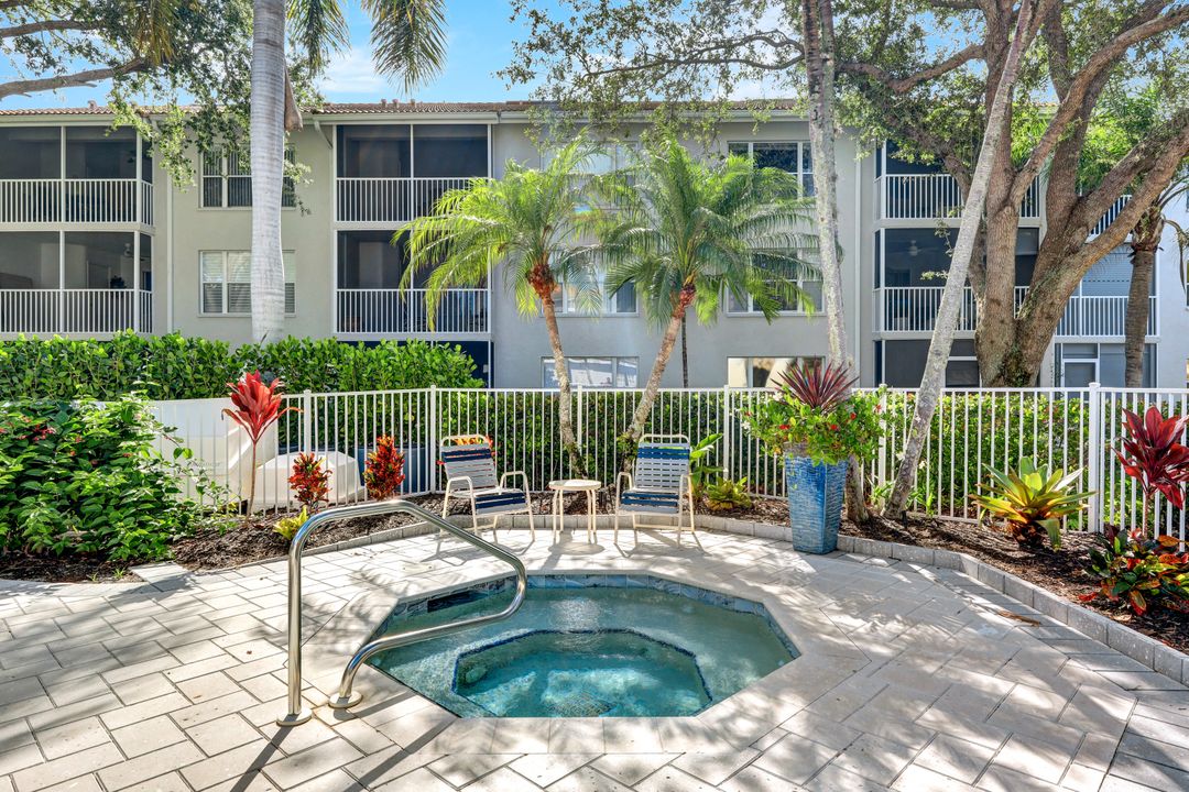 523 Club Side Dr, Naples, FL 34110