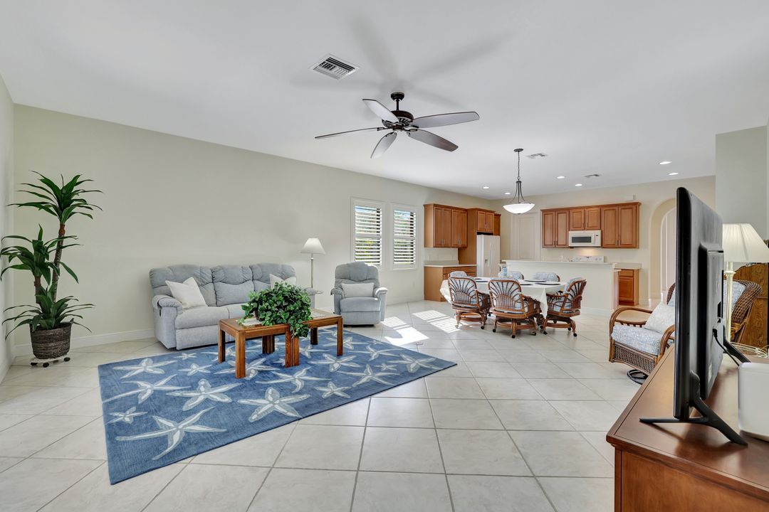 1275 Manado Dr, Naples, FL 34113