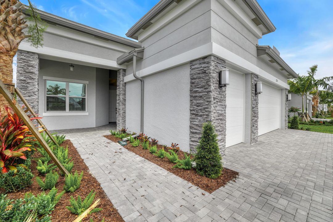 12267 Bonnet Dr, Naples, FL 34120