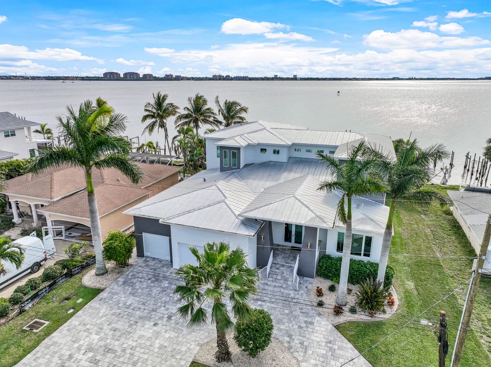 1018 Dolphin Dr, Cape Coral, FL 33904