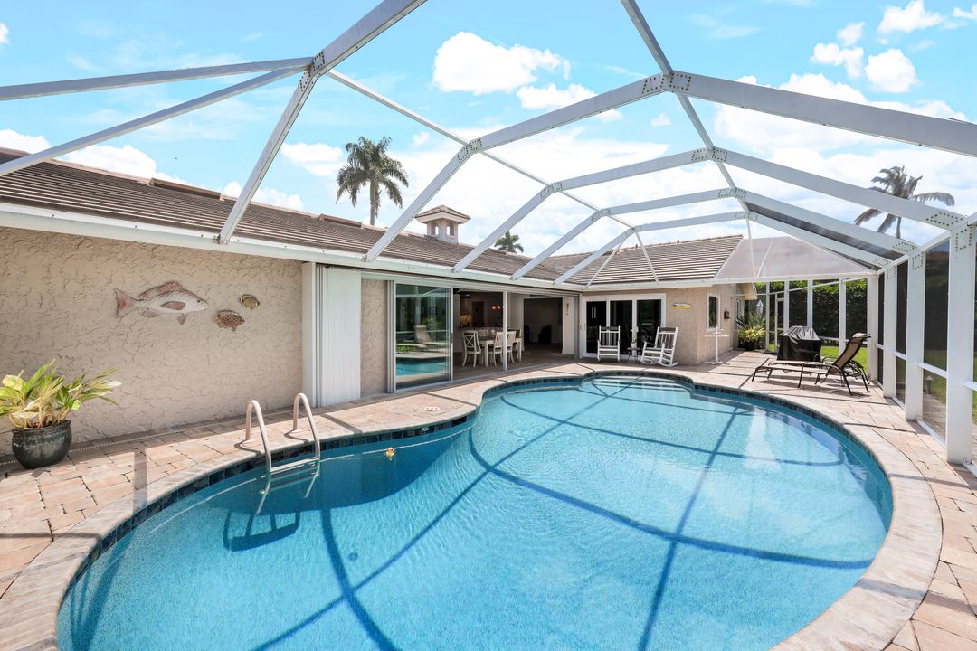 636 Park Shore Dr, Naples, FL 34103